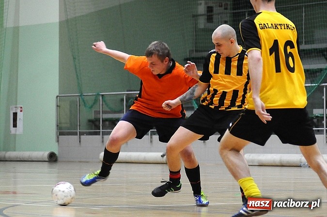 Zdjęcie w galerii na portalu naszraciborz.pl: Ostre strzelanie w Halowej Lidze Piłki Nożnej wiadomości z regionu