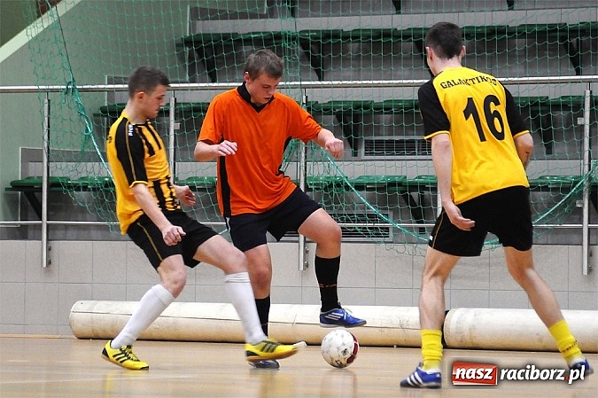 Zdjęcie w galerii na portalu naszraciborz.pl: Ostre strzelanie w Halowej Lidze Piłki Nożnej wiadomości z regionu