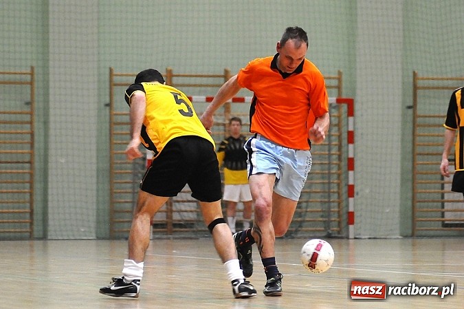 Zdjęcie w galerii na portalu naszraciborz.pl: Ostre strzelanie w Halowej Lidze Piłki Nożnej wiadomości z regionu