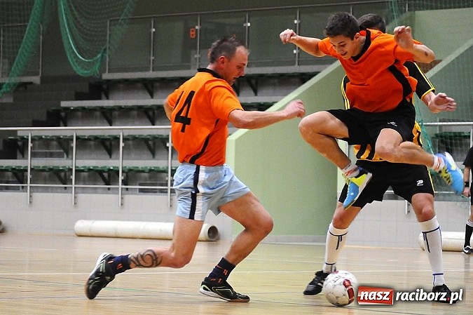 Zdjęcie w galerii na portalu naszraciborz.pl: Ostre strzelanie w Halowej Lidze Piłki Nożnej wiadomości z regionu