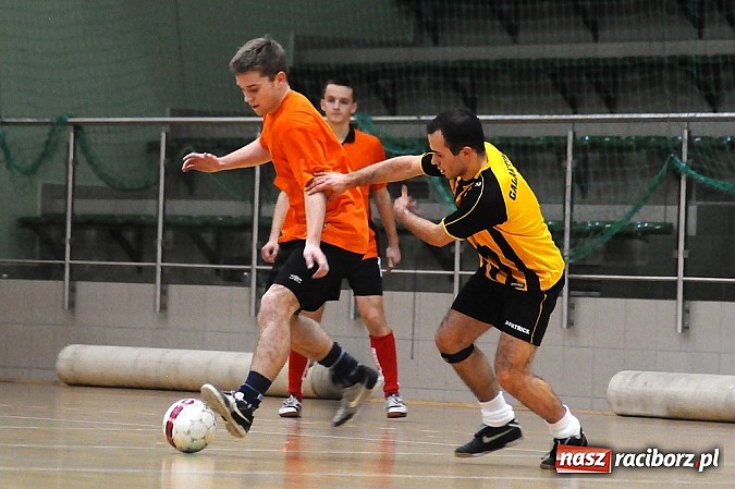Zdjęcie w galerii na portalu naszraciborz.pl: Ostre strzelanie w Halowej Lidze Piłki Nożnej wiadomości z regionu