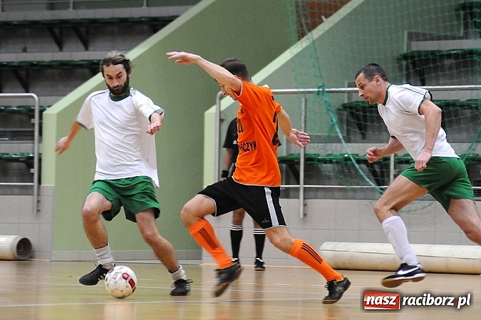 Zdjęcie w galerii na portalu naszraciborz.pl: Ostre strzelanie w Halowej Lidze Piłki Nożnej wiadomości z regionu