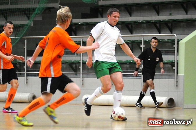 Zdjęcie w galerii na portalu naszraciborz.pl: Ostre strzelanie w Halowej Lidze Piłki Nożnej wiadomości z regionu
