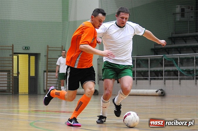 Zdjęcie w galerii na portalu naszraciborz.pl: Ostre strzelanie w Halowej Lidze Piłki Nożnej wiadomości z regionu