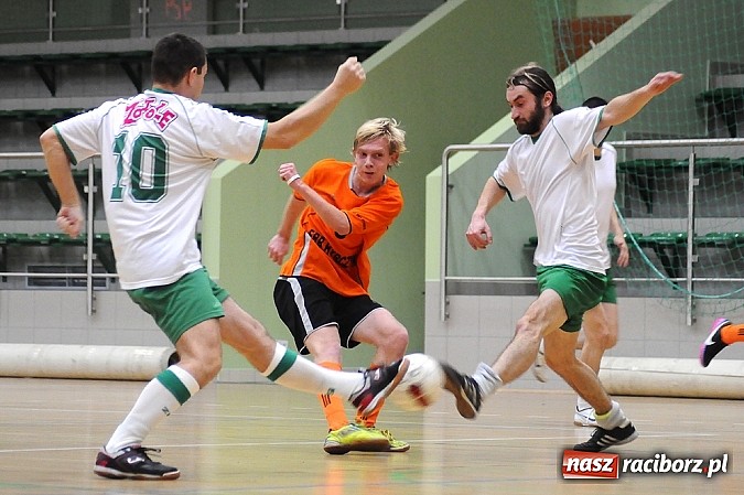 Zdjęcie w galerii na portalu naszraciborz.pl: Ostre strzelanie w Halowej Lidze Piłki Nożnej wiadomości z regionu