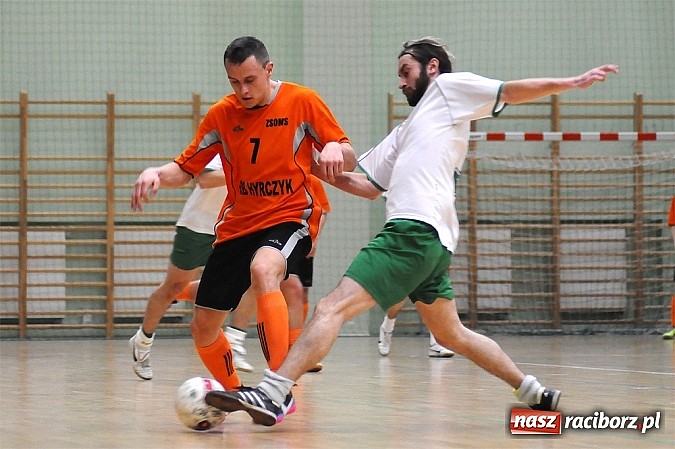 Zdjęcie w galerii na portalu naszraciborz.pl: Ostre strzelanie w Halowej Lidze Piłki Nożnej wiadomości z regionu