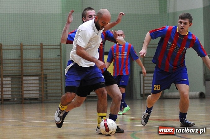 Zdjęcie w galerii na portalu naszraciborz.pl: Niespodzianka w HLPN. Pędzące Byki pokonały mistrza wiadomości z regionu