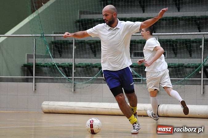 Zdjęcie w galerii na portalu naszraciborz.pl: Niespodzianka w HLPN. Pędzące Byki pokonały mistrza wiadomości z regionu