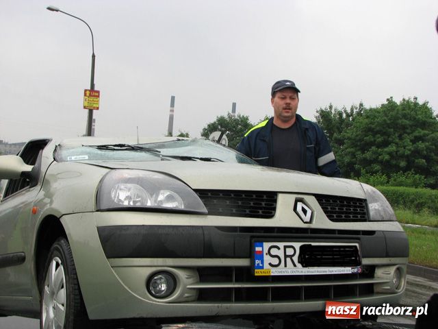 Zdjęcie w galerii na portalu naszraciborz.pl: Dachowanie na Piaskowej wiadomości z regionu