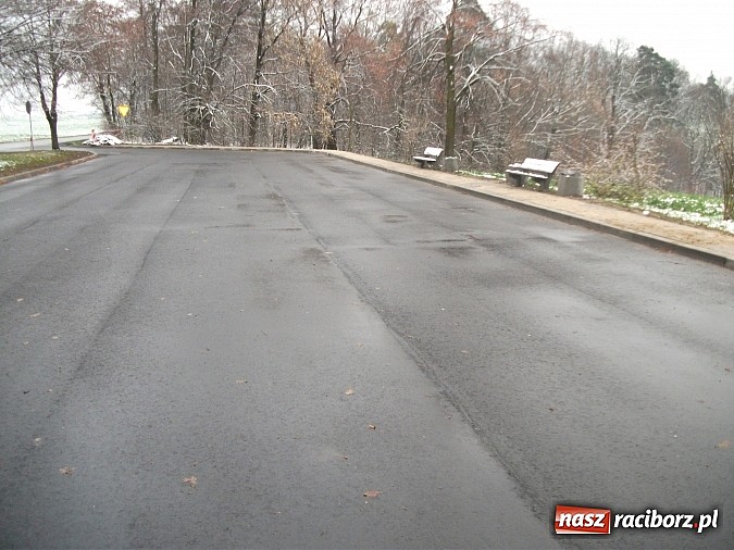 Zdjęcie w galerii na portalu naszraciborz.pl: Leonard skuteczny. Parking jak kort tenisowy wiadomości z regionu