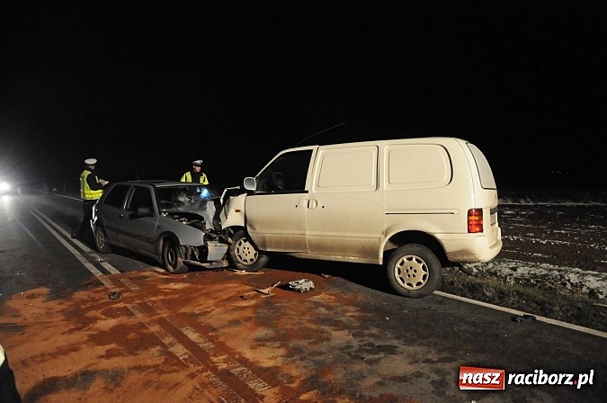 Zdjęcie w galerii na portalu naszraciborz.pl: Czołowe zderzenie pojazdów na trasie Racibórz-Pietrowice Wielkie wiadomości z regionu