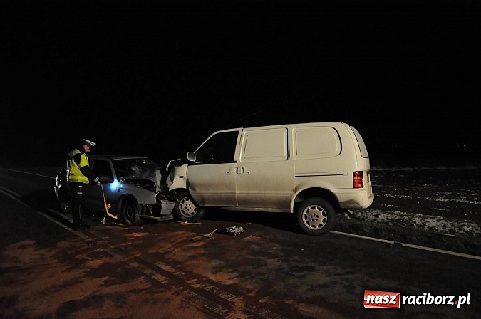 Zdjęcie w galerii na portalu naszraciborz.pl: Czołowe zderzenie pojazdów na trasie Racibórz-Pietrowice Wielkie wiadomości z regionu