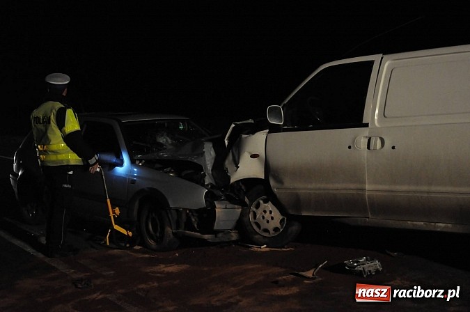 Zdjęcie w galerii na portalu naszraciborz.pl: Czołowe zderzenie pojazdów na trasie Racibórz-Pietrowice Wielkie wiadomości z regionu