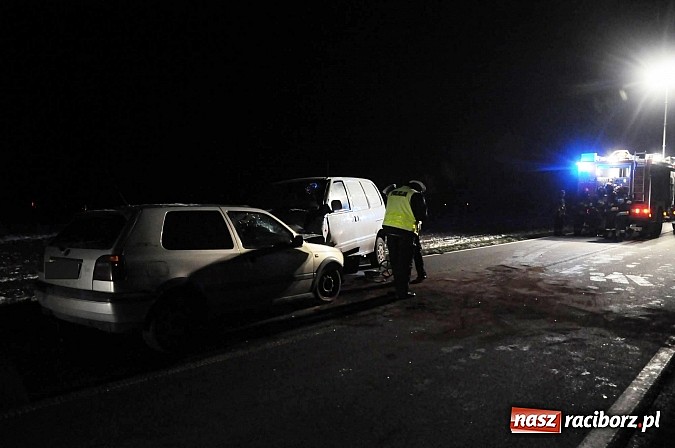 Zdjęcie w galerii na portalu naszraciborz.pl: Czołowe zderzenie pojazdów na trasie Racibórz-Pietrowice Wielkie wiadomości z regionu