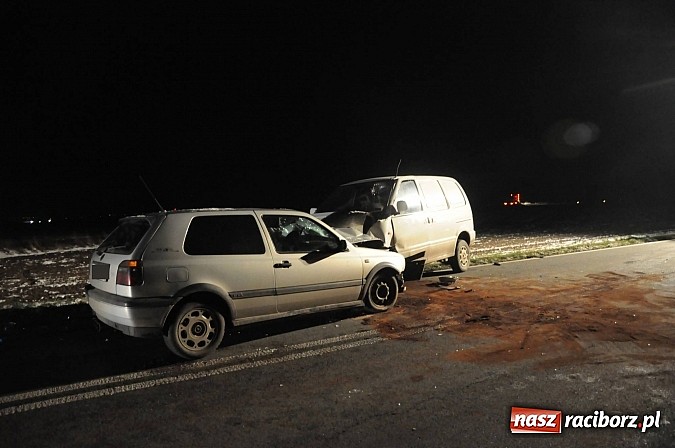 Zdjęcie w galerii na portalu naszraciborz.pl: Czołowe zderzenie pojazdów na trasie Racibórz-Pietrowice Wielkie wiadomości z regionu