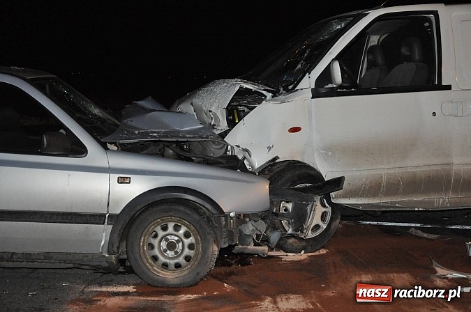 Zdjęcie w galerii na portalu naszraciborz.pl: Czołowe zderzenie pojazdów na trasie Racibórz-Pietrowice Wielkie wiadomości z regionu