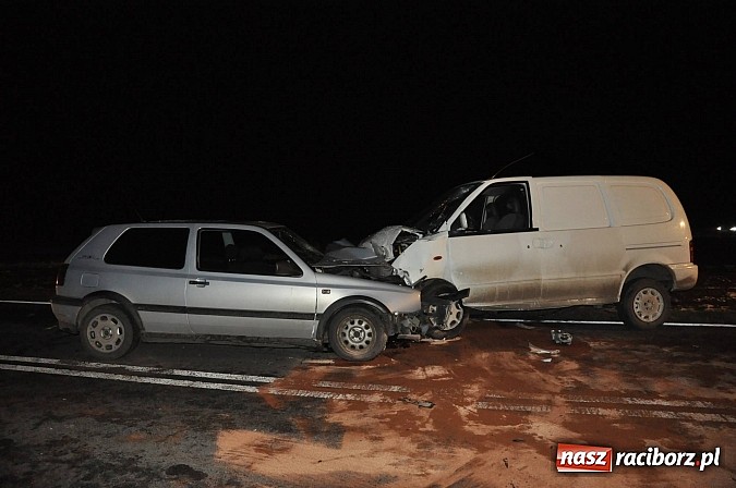 Zdjęcie w galerii na portalu naszraciborz.pl: Czołowe zderzenie pojazdów na trasie Racibórz-Pietrowice Wielkie wiadomości z regionu