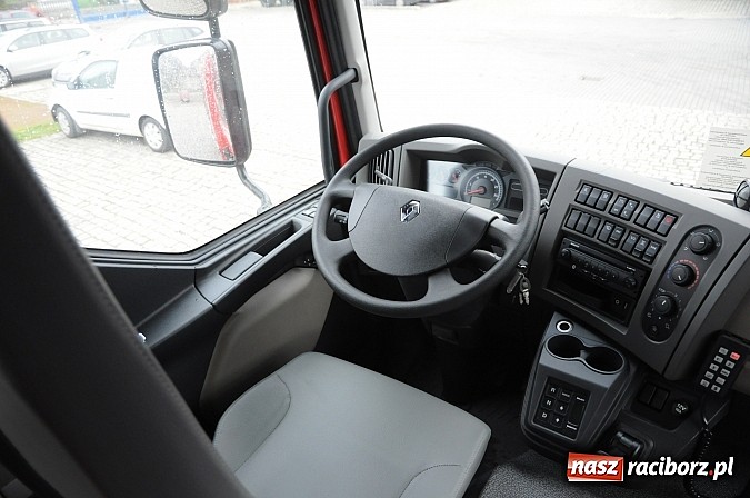 Zdjęcie w galerii na portalu naszraciborz.pl: Nowe strażackie renault sprawuje się wyśmienicie wiadomości z regionu