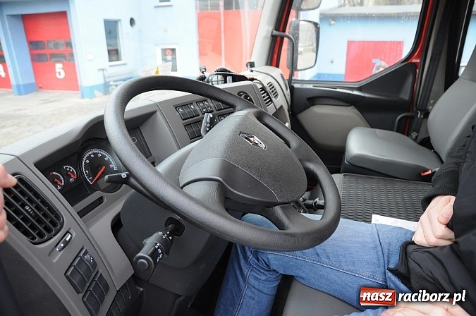 Zdjęcie w galerii na portalu naszraciborz.pl: Nowe strażackie renault sprawuje się wyśmienicie wiadomości z regionu