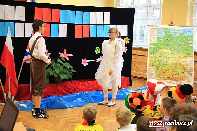 Zdjęcie w galerii na portalu naszraciborz.pl: Goście z Wielkiej Brytanii z wizytą w SP 5 wiadomości z regionu