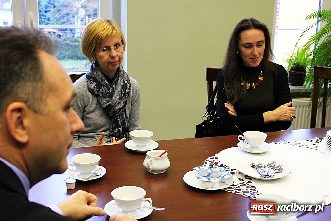 Zdjęcie w galerii na portalu naszraciborz.pl: Goście z Wielkiej Brytanii z wizytą w SP 5 wiadomości z regionu