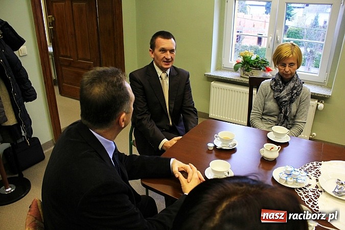 Zdjęcie w galerii na portalu naszraciborz.pl: Goście z Wielkiej Brytanii z wizytą w SP 5 wiadomości z regionu