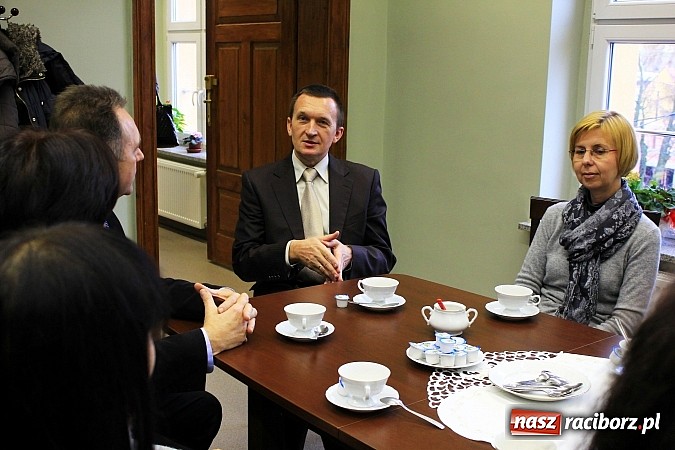 Zdjęcie w galerii na portalu naszraciborz.pl: Goście z Wielkiej Brytanii z wizytą w SP 5 wiadomości z regionu