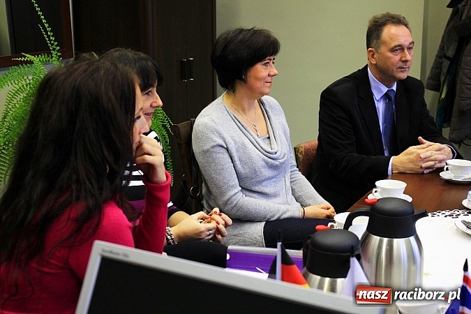 Zdjęcie w galerii na portalu naszraciborz.pl: Goście z Wielkiej Brytanii z wizytą w SP 5 wiadomości z regionu