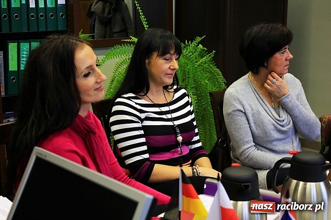 Zdjęcie w galerii na portalu naszraciborz.pl: Goście z Wielkiej Brytanii z wizytą w SP 5 wiadomości z regionu