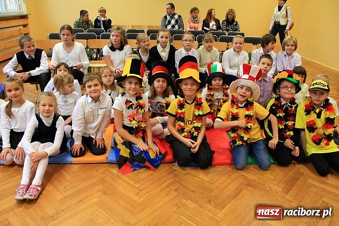 Zdjęcie w galerii na portalu naszraciborz.pl: Goście z Wielkiej Brytanii z wizytą w SP 5 wiadomości z regionu