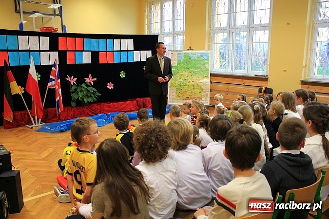 Zdjęcie w galerii na portalu naszraciborz.pl: Goście z Wielkiej Brytanii z wizytą w SP 5 wiadomości z regionu