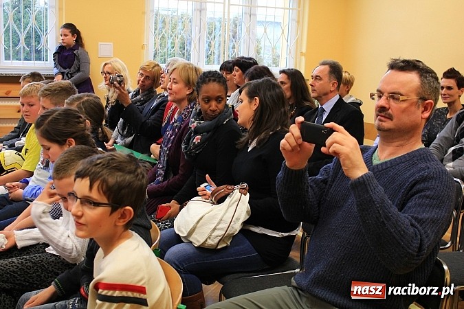 Zdjęcie w galerii na portalu naszraciborz.pl: Goście z Wielkiej Brytanii z wizytą w SP 5 wiadomości z regionu