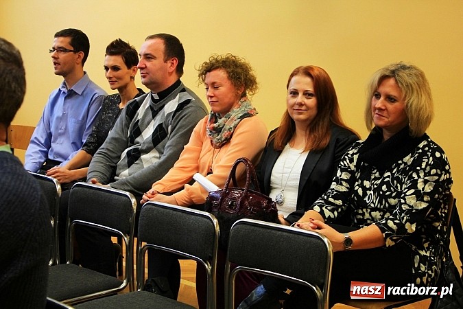 Zdjęcie w galerii na portalu naszraciborz.pl: Goście z Wielkiej Brytanii z wizytą w SP 5 wiadomości z regionu