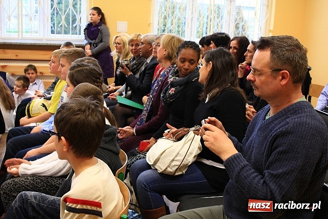 Zdjęcie w galerii na portalu naszraciborz.pl: Goście z Wielkiej Brytanii z wizytą w SP 5 wiadomości z regionu