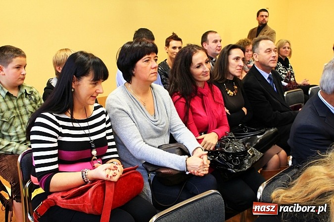 Zdjęcie w galerii na portalu naszraciborz.pl: Goście z Wielkiej Brytanii z wizytą w SP 5 wiadomości z regionu