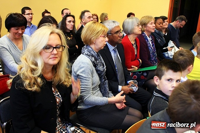 Zdjęcie w galerii na portalu naszraciborz.pl: Goście z Wielkiej Brytanii z wizytą w SP 5 wiadomości z regionu