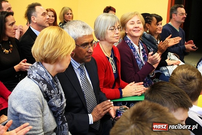 Zdjęcie w galerii na portalu naszraciborz.pl: Goście z Wielkiej Brytanii z wizytą w SP 5 wiadomości z regionu