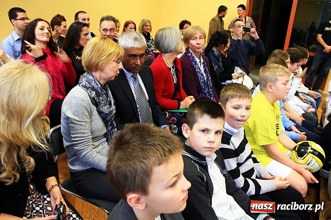 Zdjęcie w galerii na portalu naszraciborz.pl: Goście z Wielkiej Brytanii z wizytą w SP 5 wiadomości z regionu