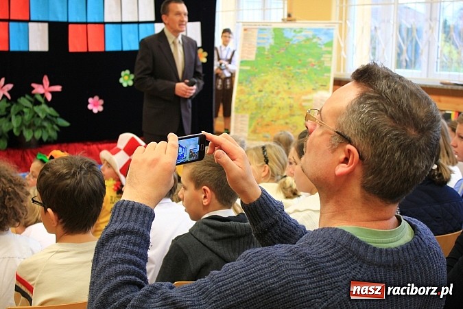 Zdjęcie w galerii na portalu naszraciborz.pl: Goście z Wielkiej Brytanii z wizytą w SP 5 wiadomości z regionu