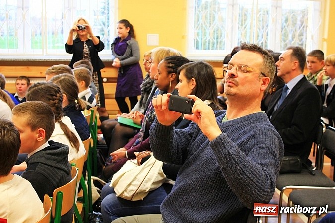 Zdjęcie w galerii na portalu naszraciborz.pl: Goście z Wielkiej Brytanii z wizytą w SP 5 wiadomości z regionu