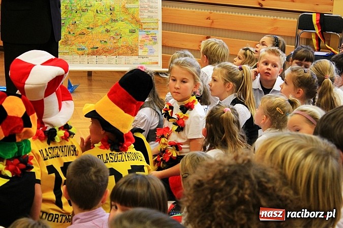 Zdjęcie w galerii na portalu naszraciborz.pl: Goście z Wielkiej Brytanii z wizytą w SP 5 wiadomości z regionu