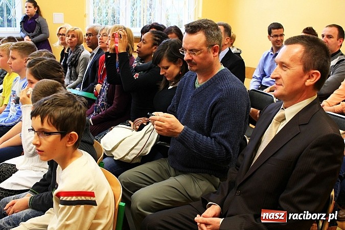 Zdjęcie w galerii na portalu naszraciborz.pl: Goście z Wielkiej Brytanii z wizytą w SP 5 wiadomości z regionu