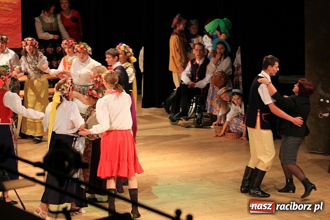 Zdjęcie w galerii na portalu naszraciborz.pl: Biesiada Śląska Szkół Specjalnych - Bajtel Gala wiadomości z regionu