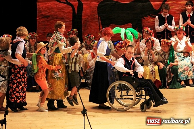 Zdjęcie w galerii na portalu naszraciborz.pl: Biesiada Śląska Szkół Specjalnych - Bajtel Gala wiadomości z regionu