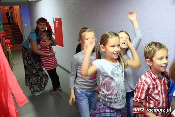 Zdjęcie w galerii na portalu naszraciborz.pl: W SP 13 uczniowie zapraszali do komnaty wróżb wiadomości z regionu