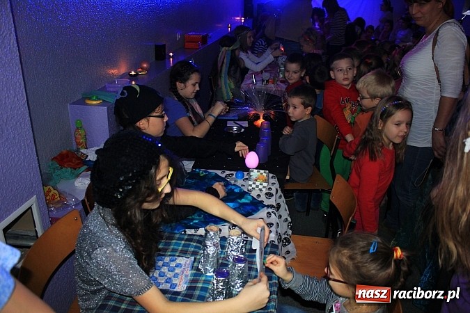 Zdjęcie w galerii na portalu naszraciborz.pl: W SP 13 uczniowie zapraszali do komnaty wróżb wiadomości z regionu