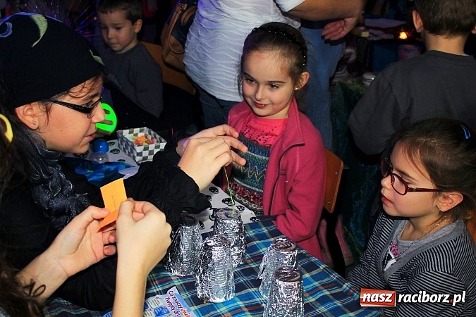Zdjęcie w galerii na portalu naszraciborz.pl: W SP 13 uczniowie zapraszali do komnaty wróżb wiadomości z regionu