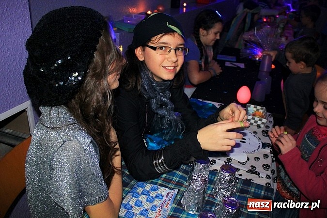 Zdjęcie w galerii na portalu naszraciborz.pl: W SP 13 uczniowie zapraszali do komnaty wróżb wiadomości z regionu