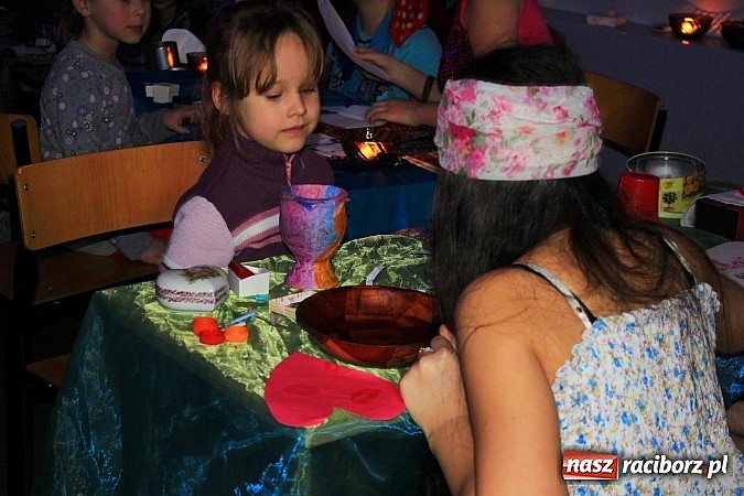 Zdjęcie w galerii na portalu naszraciborz.pl: W SP 13 uczniowie zapraszali do komnaty wróżb wiadomości z regionu