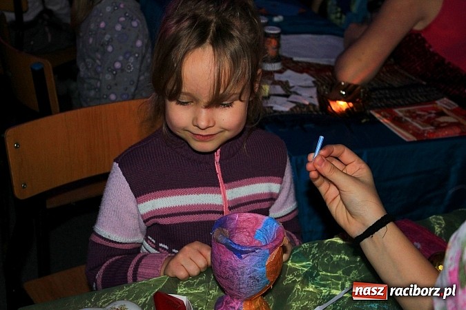 Zdjęcie w galerii na portalu naszraciborz.pl: W SP 13 uczniowie zapraszali do komnaty wróżb wiadomości z regionu